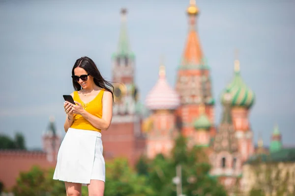 Happy young urban woman in european city. — Stock Photo, Image