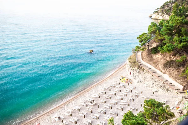 Mattinata Faraglioni stacks and beach coast of Mergoli, Vieste Gargano, Apulia, Italia . — Foto de Stock