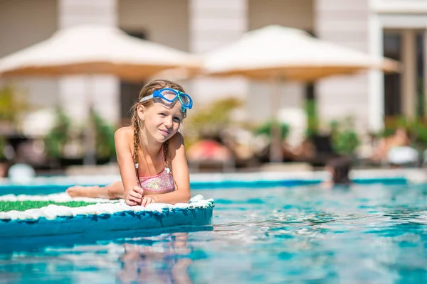 Hermosa niña divirtiéndose cerca de una piscina al aire libre —  Fotos de Stock