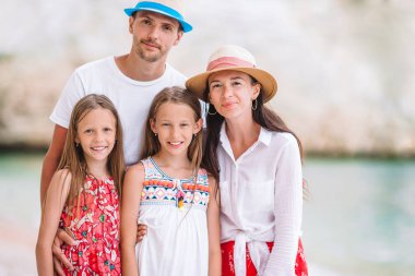 Genç aile tatilde çok eğleniyor.