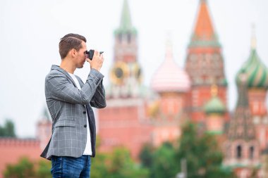 Profesyonel fotoğrafçı adam şehir fotoğraf çekme