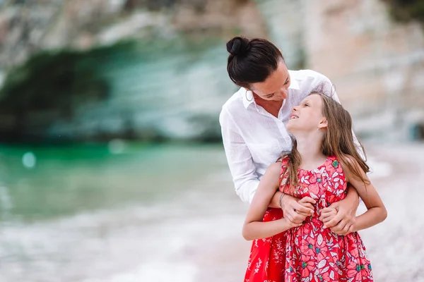 Familias en la playa tropical. Mamá y el niño disfrutan de sus vacaciones —  Fotos de Stock