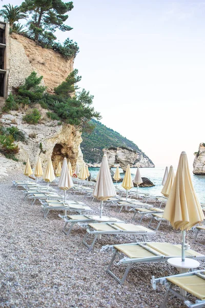 Tumbonas y sombrillas en la hermosa costa europea en Italia — Foto de Stock