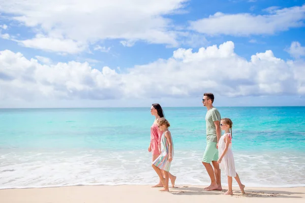 Felice bella famiglia di quattro persone sulla spiaggia — Foto Stock