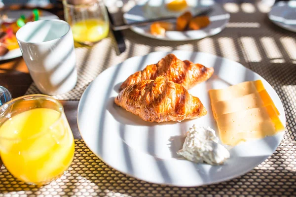 Café da manhã fresco e delicioso no café ao ar livre — Fotografia de Stock