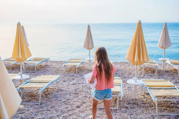 Yaz tatilinde sahilde tatlı küçük bir kız. — Stok fotoğraf