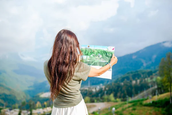 霧の背景の山々 で幸せな若い女 — ストック写真