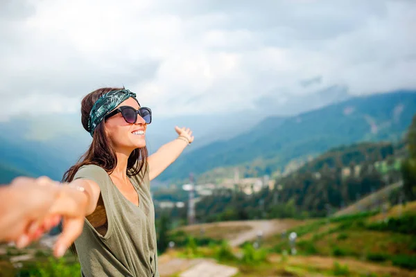 Mooi gelukkig jong vrouw in bergen in de achtergrond van mist — Stockfoto