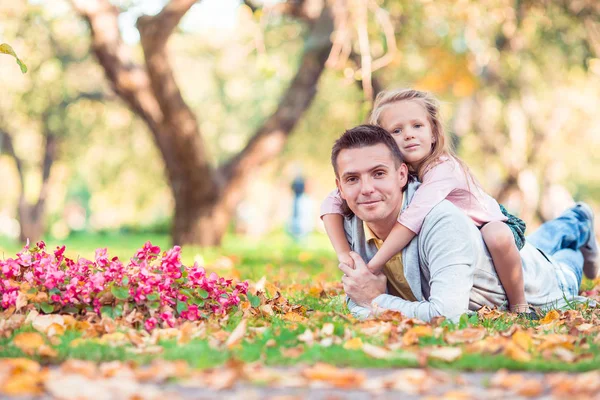 Baba ve çocuğun ailesi Parkta güzel bir sonbahar günü — Stok fotoğraf