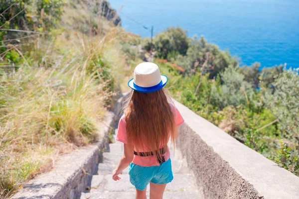Vacanze estive in Italia. Bambina sullo sfondo, Costiera Amalfitana, Italia — Foto Stock