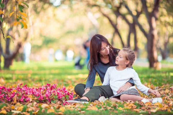秋天和妈妈一起在公园里玩的小女孩 — 图库照片