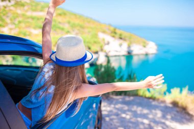 Tatil seyahat araba ile küçük kız arka plan güzel manzara
