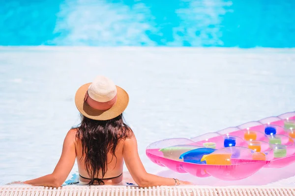 Bela jovem mulher relaxante na piscina. — Fotografia de Stock