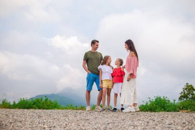 Sisin arkasındaki dağlarda güzel mutlu bir aile.