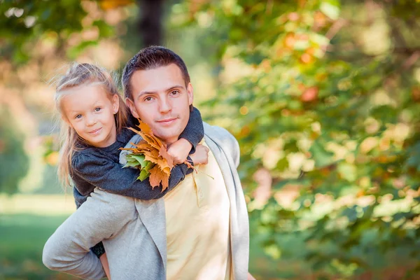 Family of dad and kid on beautiful autumn day in the park — Stock Photo, Image