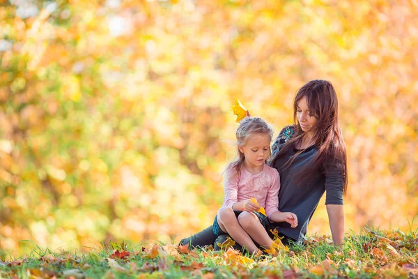 Маленькая девочка с мамой на открытом воздухе в парке в осенний день — стоковое фото