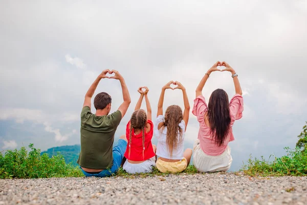 Belle famille heureuse dans les montagnes dans le fond du brouillard — Photo