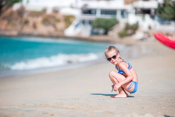 Adorável menina brincando na praia durante as férias europeias — Fotografia de Stock