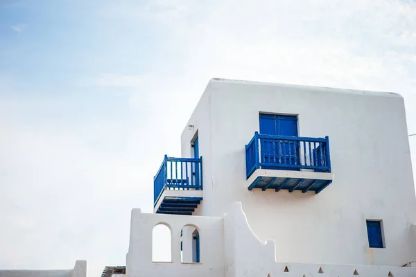 Typische blauwe deur met blauwe deur. Mykonos, Griekenland — Stockfoto