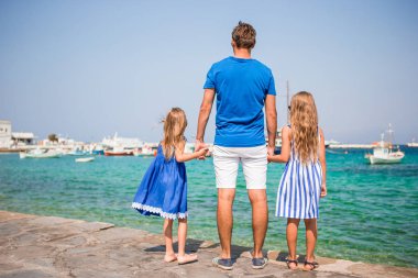 Aile Mykonos adasında eğleniyor.