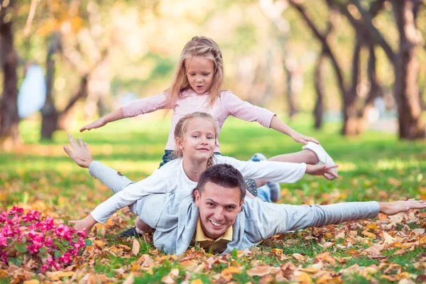 Family of dad and kids on beautiful autumn day in the park — Stock Photo, Image