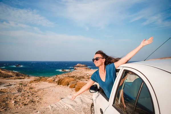 Jonge vrouw op vakantie reizen met de auto. — Stockfoto