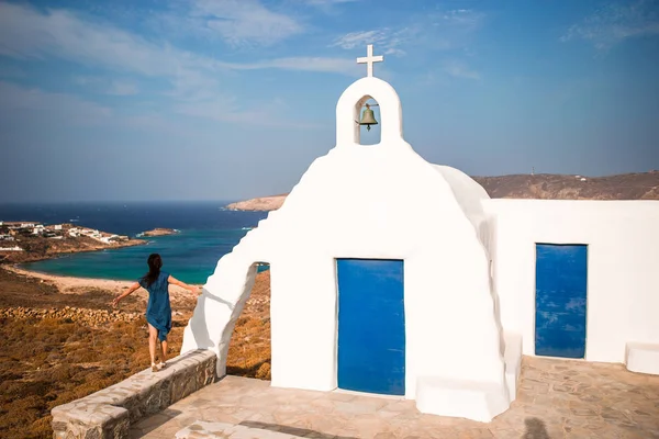 Maison blanche traditionnelle avec vue sur la mer sur l'île de Mykonos, Grèce — Photo