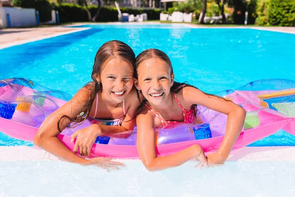 आकर्षक लहान बहिणी मैदानी जलतरण मध्ये खेळतात — स्टॉक फोटो, इमेज