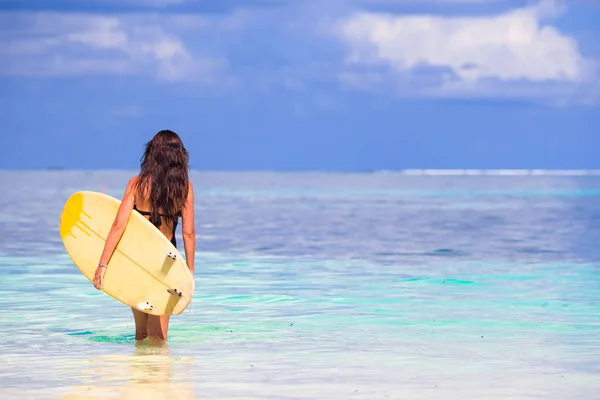 Dama młody internauta surfowania podczas wakacji na plaży — Zdjęcie stockowe