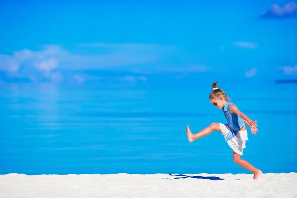 Rozkošná holčička na pláži má spoustu zábavy — Stock fotografie