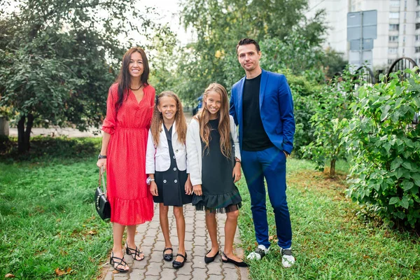 Família com dois filhos de volta à escola — Fotografia de Stock