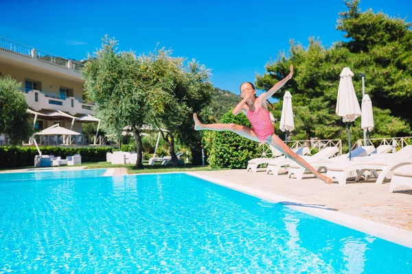 Adorable niña nadando en la piscina al aire libre —  Fotos de Stock