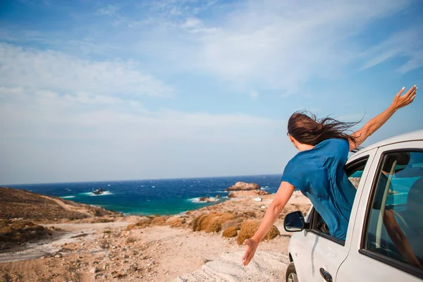 Giovane donna in vacanza viaggio in auto. — Foto Stock