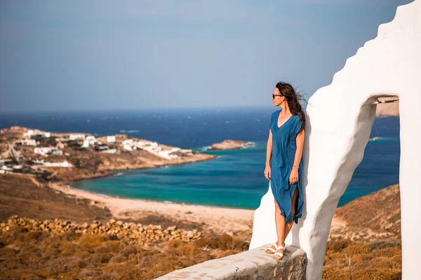 Tradiční bílý dům s výhledem na moře na ostrově Mykonos, Řecko — Stock fotografie