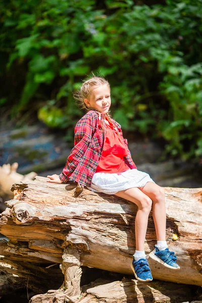 Dziewczynka cieszy widok na wodospad w Krasnay Poliana — Zdjęcie stockowe