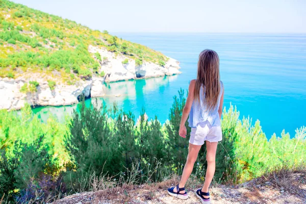 Little girl on vacation travel background beautiful landscape — Stock Photo, Image