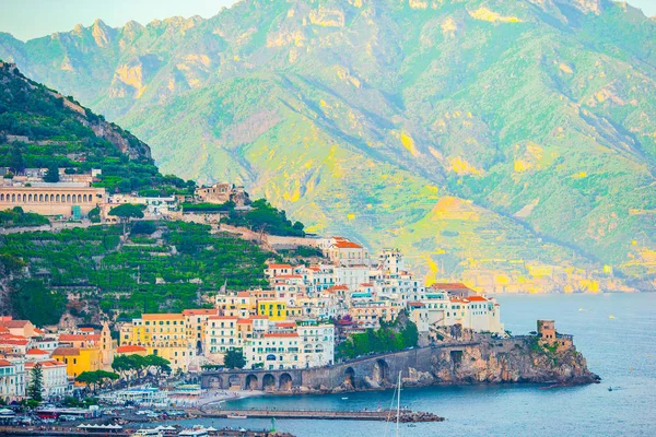 İtalya 'nın güzel kıyı kasabaları - Amalfi kıyısındaki manzaralı Amalfi köyü