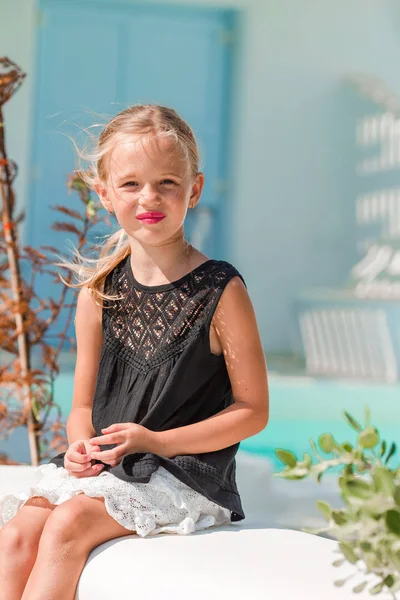 Schattig klein meisje in oude straat van typisch Grieks traditioneel dorp — Stockfoto