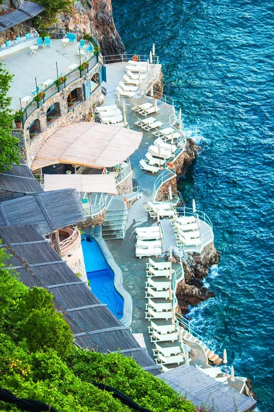 Hermosa bahía acogedora con barcos y agua turquesa clara en Italia — Foto de Stock