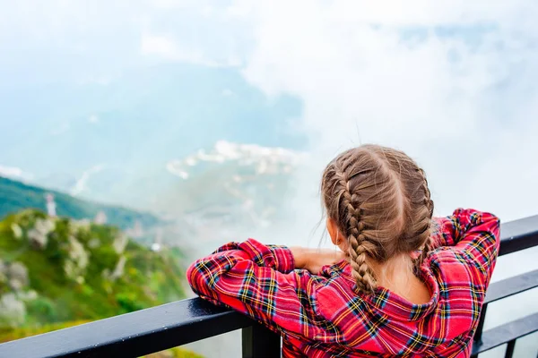 Αξιολάτρευτο κορίτσι στην καμπίνα στο τελεφερίκ στα βουνά — Φωτογραφία Αρχείου
