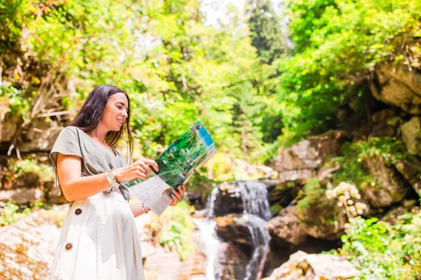 Happy young woman in mountains in the background of fog — Stock Photo, Image