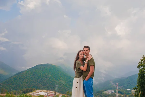 Mooie gelukkige familie in de bergen op de achtergrond van mist — Stockfoto
