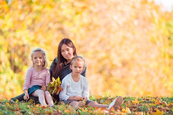 Kleines Mädchen mit Mama im Park am Herbsttag — Stockfoto