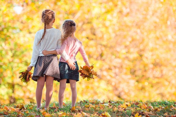 Kleine entzückende Mädchen im Freien an einem warmen, sonnigen Herbsttag — Stockfoto