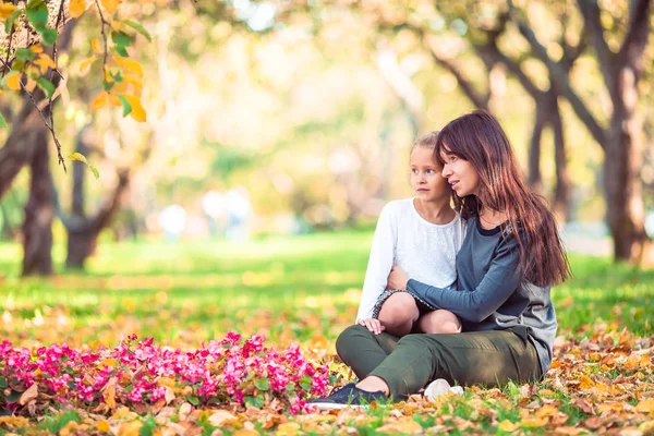 Liten flicka med mamma utomhus i parken på höstdagen — Stockfoto