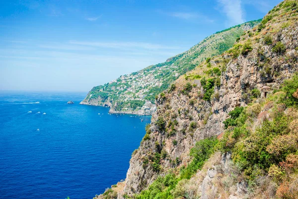 Vacker mysig vik med båtar och klart turkost vatten i Italien — Stockfoto