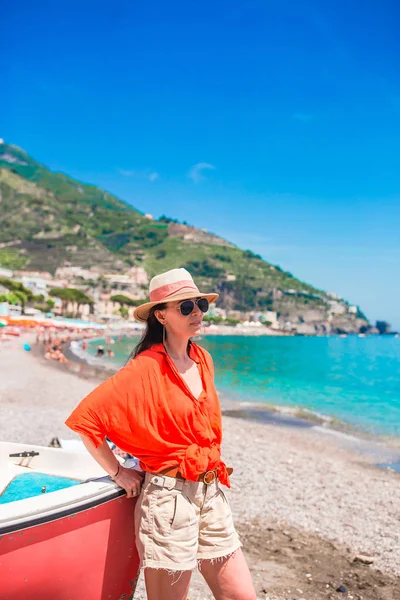 Mulher bonita na praia na costa de Amalfi, na Itália — Fotografia de Stock