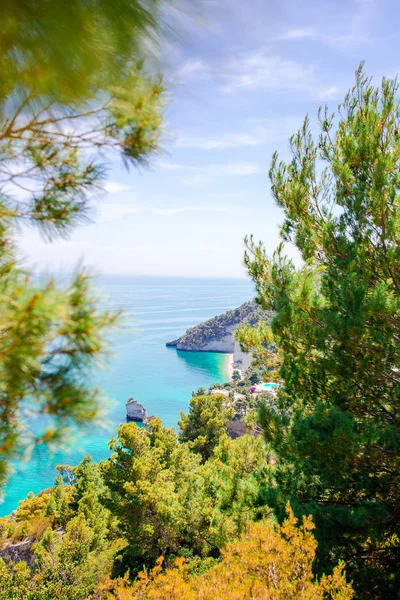 Bella baia accogliente con barche e limpide acque turchesi in Italia — Foto Stock