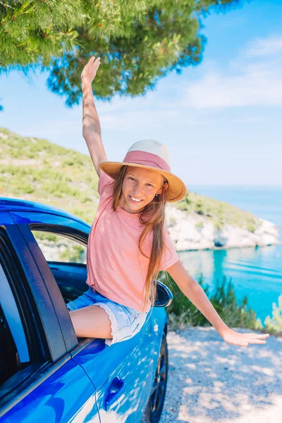 Famiglia in vacanza. Vacanza estiva e concetto di viaggio in auto — Foto Stock