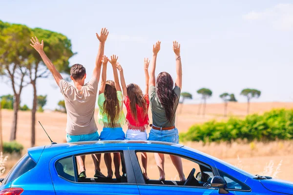 Zomer autorit en jong gezin op vakantie — Stockfoto